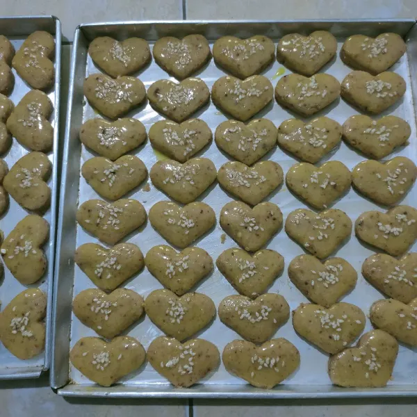 Tata di loyang yang sudah di oles margarin tipis-tipis, jika semua sudah selesai oles dengan campuran kuning telur dan beri sedikit wijen di atasnya.