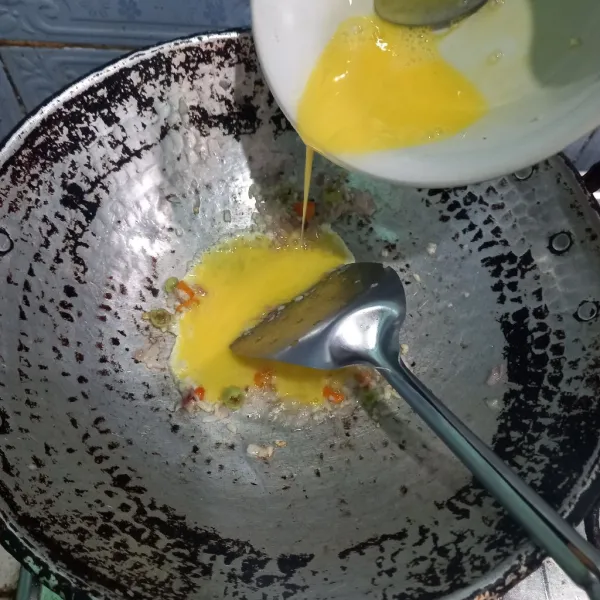 Kocok telur, tuang kedalam wajan dan masak sebentar.