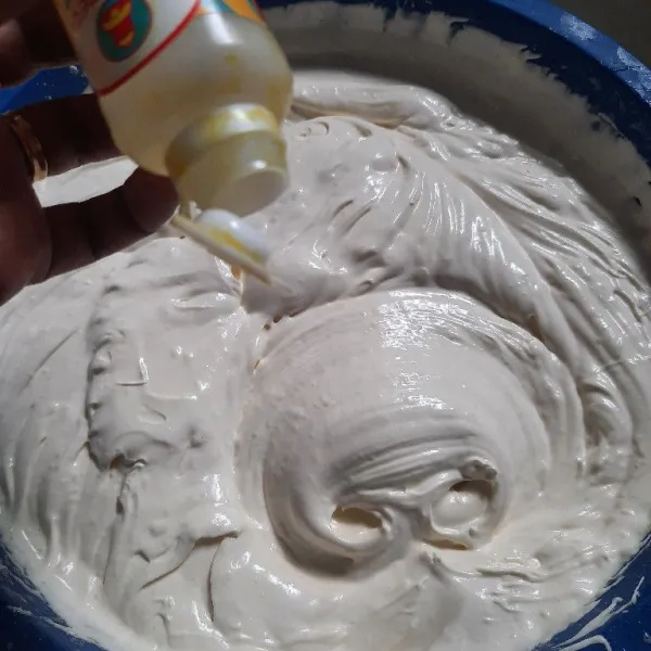 Setelah adonan mengembang tambahkan vanili cair dan sedikit pewarna kuning aduk mixer kembali sampai tercampur rata.