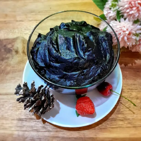 Chocolate Filling: Campur tepung terigu, cokelat bubuk, susu bubuk full cream, gula pasir, susu kental manis putih, dark cooking chocolate, garam halus, vanili bubuk, air mineral, aduk rata. Lalu masak dengan api sedang hingga mengental tambahkan salted butter, aduk rata dan masak hingga mengental, memadat dan tidak melekat di pan.