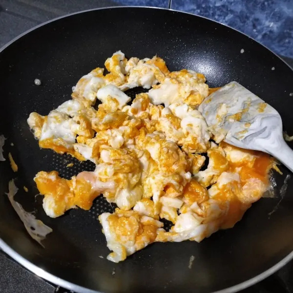 Buat dadar telur, lalu sisihkan.