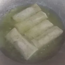 Goreng lumpia hingga kuning kecoklatan.