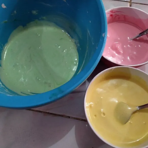 Bagi adonan menjadi 3, beri pewarna merah, hijau dan kuning. Pindahkan ke piping bag.