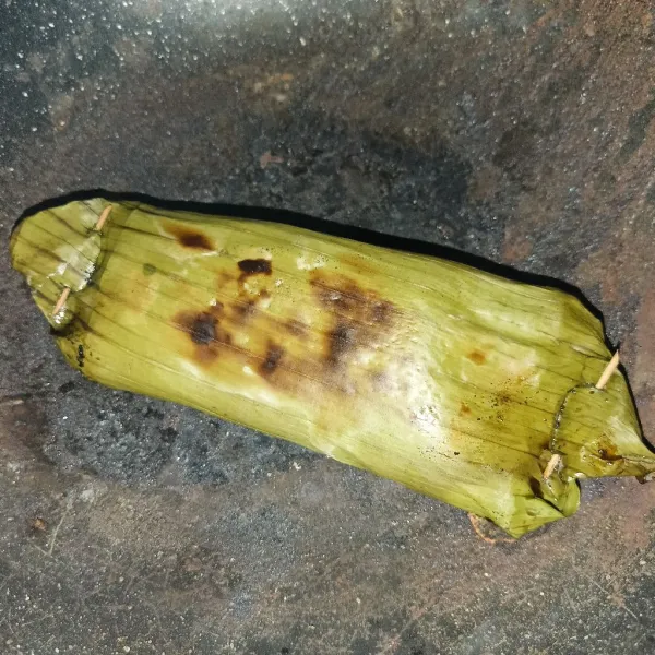 Kemudian bakar sampai daun pisang bagian luar sedikit gosong dan kecokelatan, angkat dan sajikan.