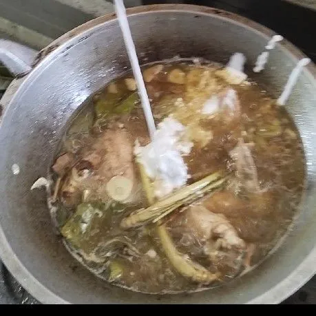 Kemudian jika sudah matang masukan santan kelapa dan tunggu hingga mendidik sambil terus aduk, lalu masukan bumbu garam, gula pasir, gula Jawa, penyedap rasa sesuai selera.