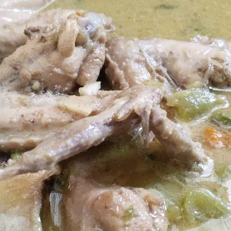 Diaduk hingga ayam dan santan mendidih, tapi jangan sampai santan pecah ya.. Setelah matang tuang kedalam wadah bersih dan siap disajikan.