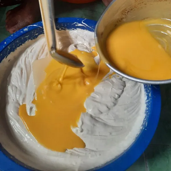 Tambahkan mentega cair aduk menggunakan spatula sampai rata.
