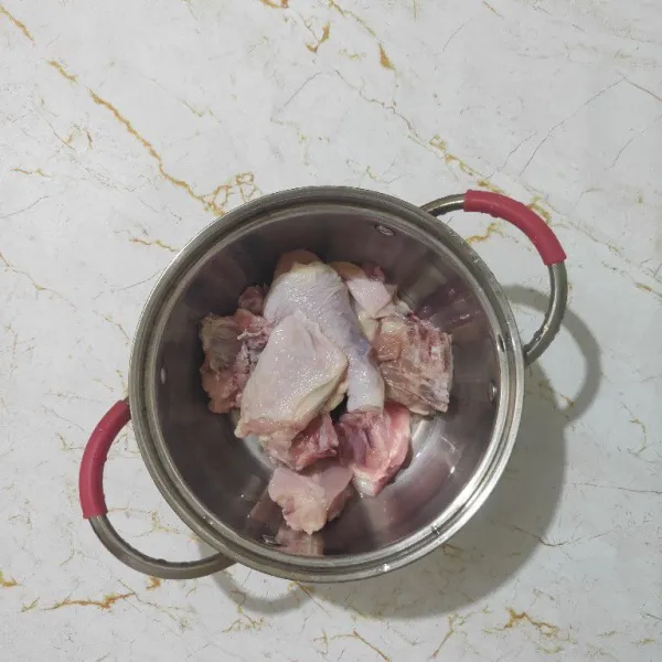 Cuci bersih ayam, lalu baluri dengan air perasan jeruk nipis dan garam, diamkan selama 15 menit, lalu bilas kembali.