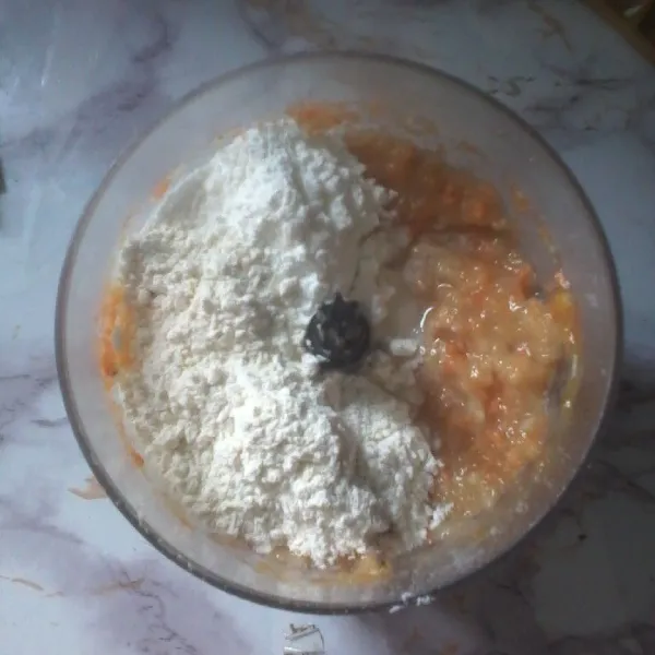 Kemudian chopper ayam sampai halus lalu tambahkan tepung dan semua bumbu yang ada, chopper sampai semua bahan tercampur rata