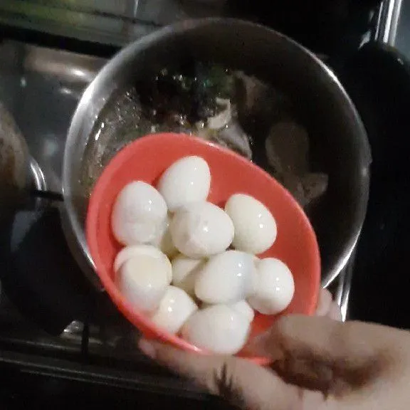 Masukan sisa bahan : telur puyuh, garam dan penyedap, matikan kompor. Sajikan bersama sounnya dalam mangkuk.