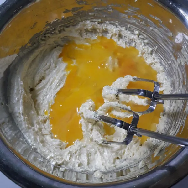 Tambahkan telur, lalu mixer hingga rata.