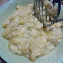 Lalu haluskan pisang.