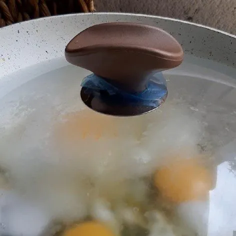 Tutup wokpannya hingga telur matang, kemudian angkat.
