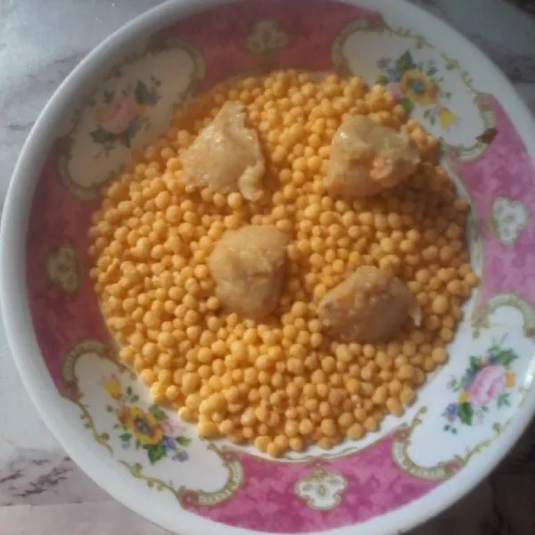 Siapkan bubble crumb cetak dengan sendok adonan dan guling gulingkan ke Bubble crumb