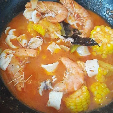 Setelah jagung matang, masukkan udang dan cumi.