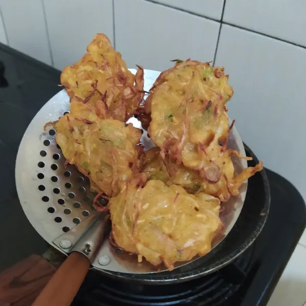 Goreng hingga matang merata lalu angkat bala-bala dan tiriskan. Sajikan selagi hangat.