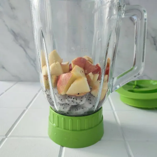 Potong-potong buah apel dan buah naga, masukkan kedalam jar blender.