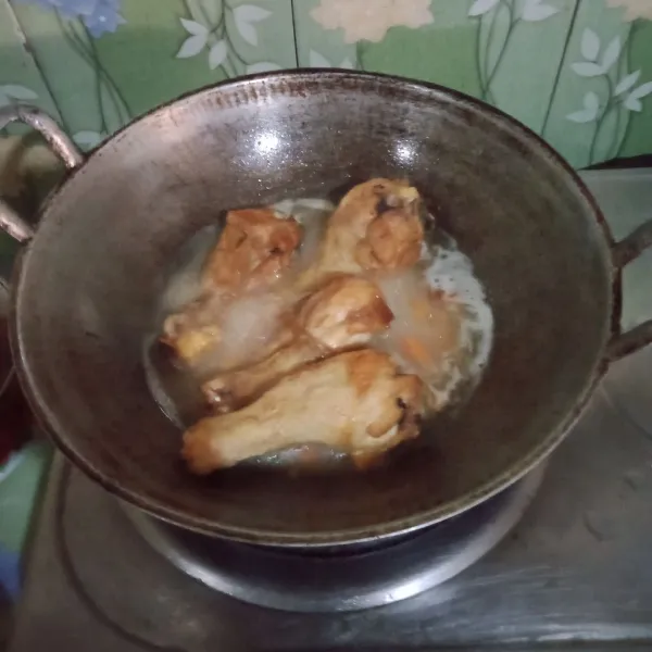 Masukkan ayam, air masak hingga bumbu meresap.
