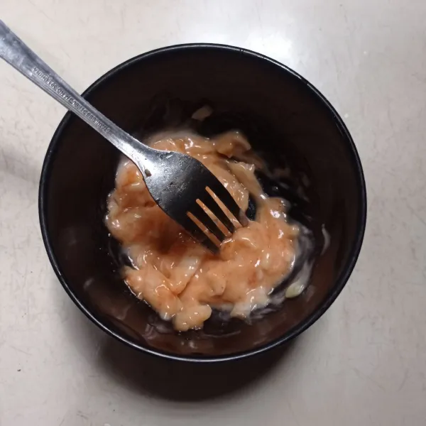 Campur mayones, saus sambal dan bawang putih cincang, aduk sampai rata.