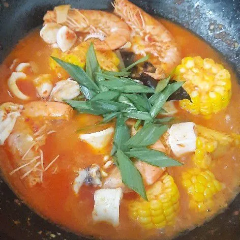 Tunggu hingga udang matang, masak sebentar saja. Lalu tambahkan daun bawang. Angkat dan sajikan.