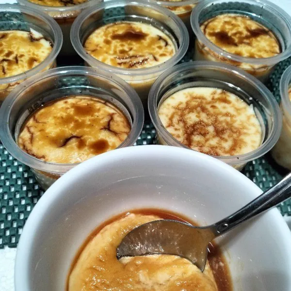 Tuang puding dalam cup-cup yang sudah berisi caramel. Lalu taburi palm suiker. Dinginkan. Siap disajikan.