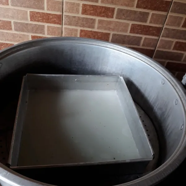 Olesi loyang dengan minyak. Tuang 1 sendok sayur besar adonan putih, kukus selama 5 menit. Kemudian tuang 1 sendok sayur besar adonan hijau, kukus 5 menit. Lakukan berulang-ulang sampai adonan habis.