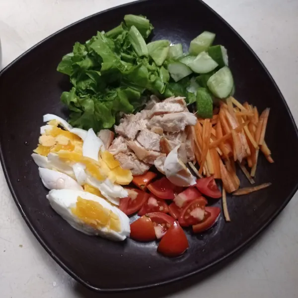 Potong-potong ayam, selada, tomat, timun dan telur, lalu iris wortel sesuai selera.