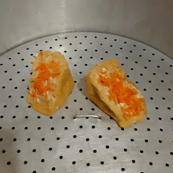 Panaskan kukusan, kukus 20 menit.