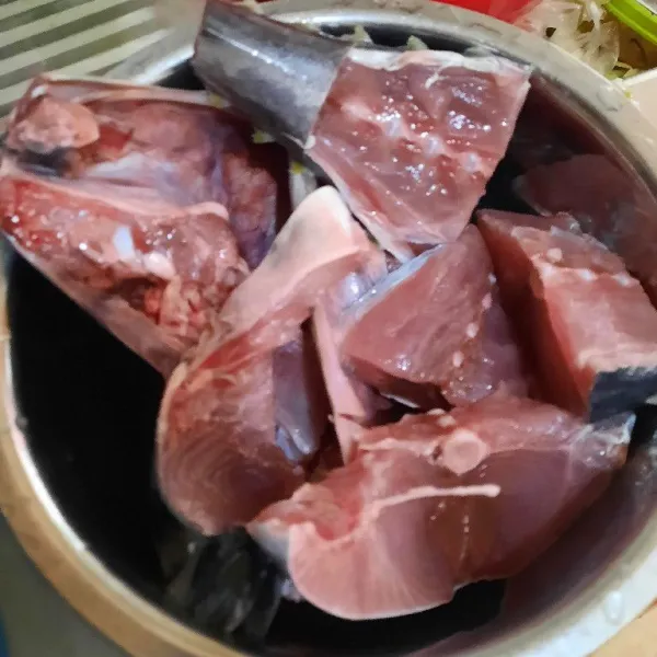Siapkan ikan tuna yang sudah dipotong dan cuci hingga bersih.