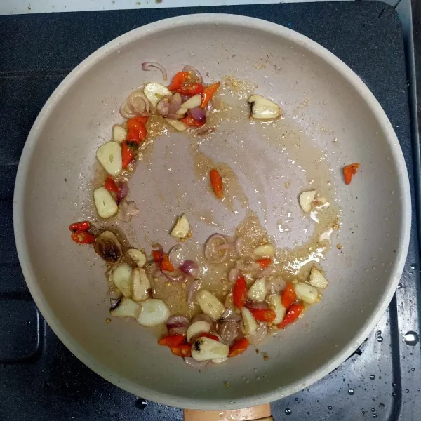Panaskan minyak tumis bawang merah, bawang putih, cabe rawit , beri garam, gula pasir merica bubuk.