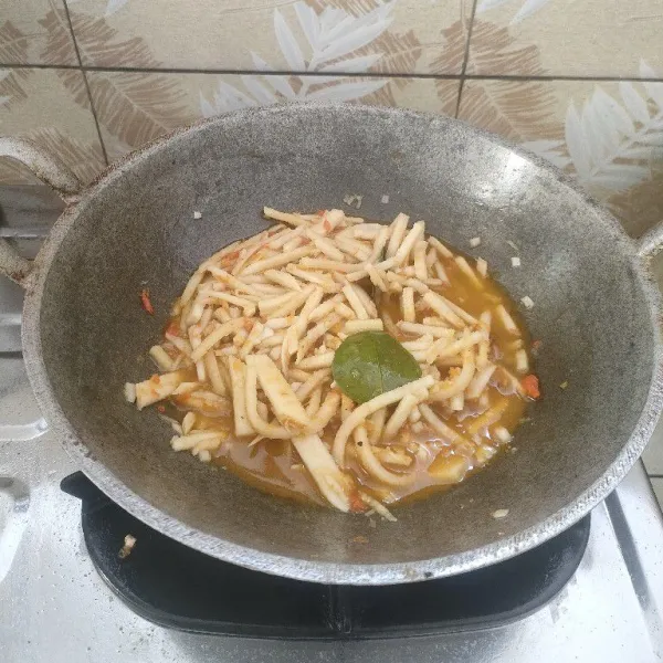Masak rebung sampai matang. Koreksi rasa. Angkat.