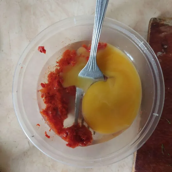 Campur bumbu halus dan telur.