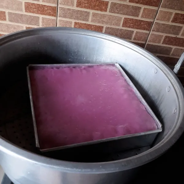 Terakhir tuang adonan pink, kukus selama 20 menit.