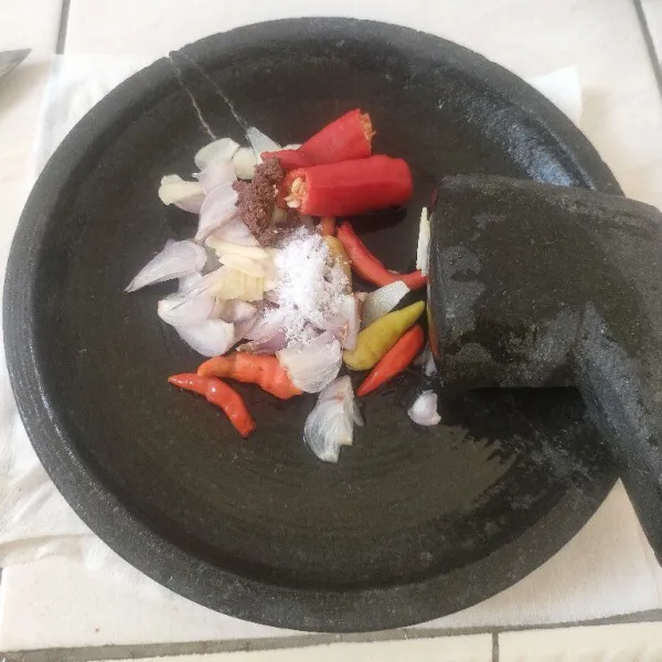 Siapkan bahan bumbu halus.