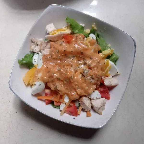 Masukan semua irisan bahan selada kedalam mangkok, lalu sajikan dengan campuran mayones dan saus tadi.