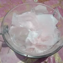 Tambahkan es batu, dan aduk hingga merata.
