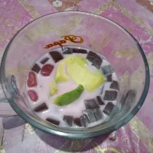 Keluarkan puding dari dalam kulkas, potong potong sesuai selera dan serut alpukat. Masukkan alpukat, puding, molang kaling, dan air soda.