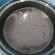 Tambahkan air dan masak dengan api kecil. Aduk terus menerus sampai matang agar tidak menggumpal. Matikan kompor dan cetak di wadah. Tunggu hingga mengeras dan masukkan kedalam kulkas.