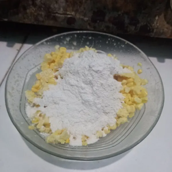 Masukkan tepung serbaguna dan tepung terigu.