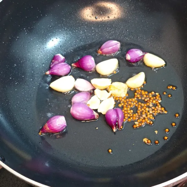 Goreng bawang putih, bawang merah,kemiri dan ketumbar hingga harum dan berubah warna.