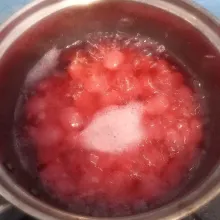 Tambahkan gula pasir dan pewarna merah. Masak hingga mendidih dan matikan kompor. Diamkan hingga dingin.
