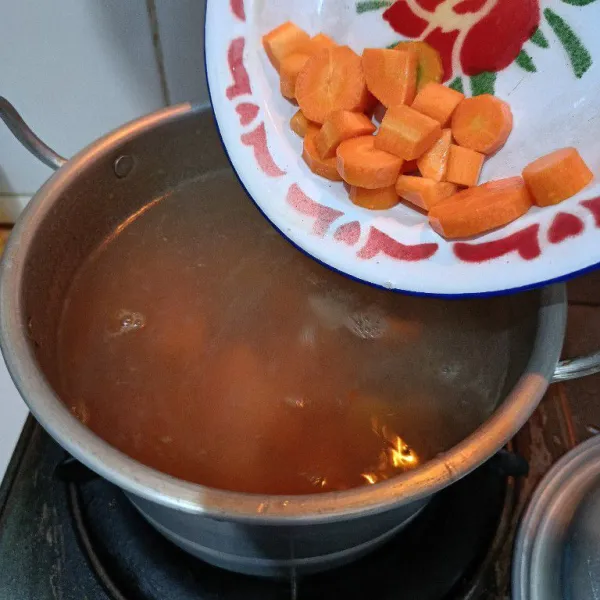 Setelah daging setengah empuk, masukkan wortel masak hingga wortel dan daging empuk.