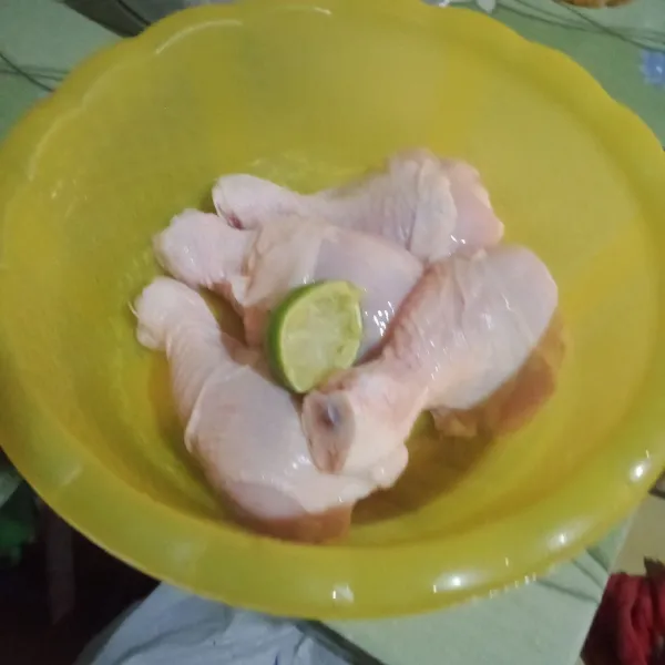 Siapkan bahan kemudian cuci bersih ayam beri perasan air jeruk nipis sisihkan, rebus air setelah mendidih masukkan ayam rebus hingga ayam matang angkat tiriskan.