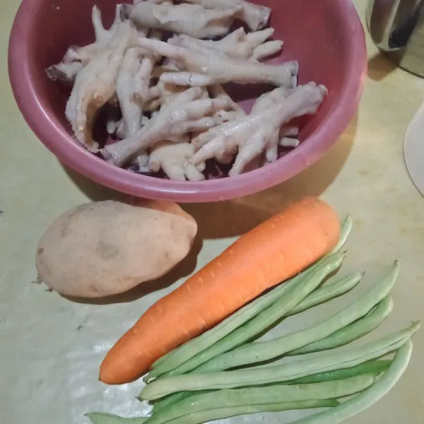 Siapkan bahan kemudian cuci bersih ceker beri perasan air jeruk nipis sisihkan, potong-potong sayuran sesuai selera sisihkan.