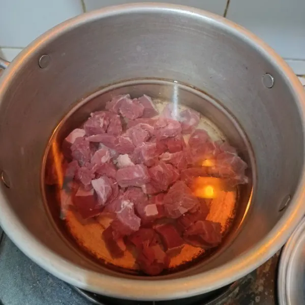 Potong-potong daging sesuai selera, rebus dengan sedikit air hingga berbusa. Kemudian buang airnya dan rebus kembali (ganti airnya) hingga daging setengah empuk.