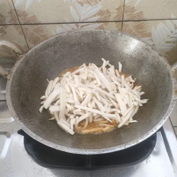 Tumis bahan bumbu sampai harum. Masukkan rebung, aduk sampai bumbu meresap, tambahkan air matang secukupnya.