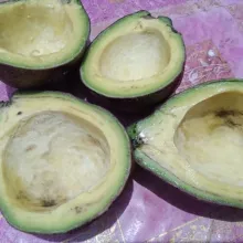 Kupas alpukat, buang isinya. Lakukan hingga semua alpukat habis. Pastikan hati hati saat membuang bijinya.