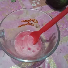 Siapkan gelas, masukkan susu kental manis putih dan sirup frambozen.