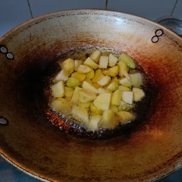 Cuci bersih kentang, potong kotak-kotak. Panaskan wajan, beri minyak kemudian goreng kentang hingga kering dan berkulit.