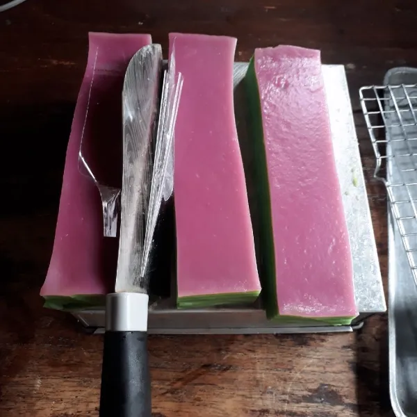 Keluarkan kue dari kukusan dan diamkan hingga dingin. Baru keluarkan dari loyang dengan bantuan spatula yang dilapisi plastik. Potong pinggiran kue agar rapi. Gunakan pisau tajam dan lapisi plastik agar tidak lengket. Potong kue sesuai selera.